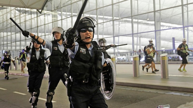 手持警棒的香港警察。(美联社)