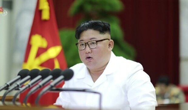 김정은 북한 노동당 위원장이 이틀째 진행된 노동당 7기 5차 전원회의를 직접 주재했다고 북한 매체들이 30일 보도했다. 사진은 이날 조선중앙TV가 보도한 이틀째 회의에서 김 위원장이 단상에 오른 모습.