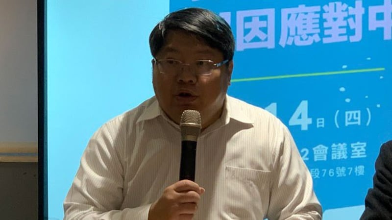 经济民主连合召集人赖中强称国民党背弃自由民主价值。(记者 黄春梅摄)