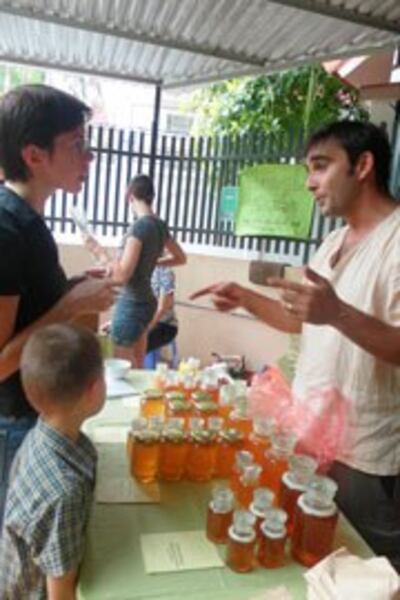 Alain Fiorucci đang giới thiệu với khách hàng loại mật ong mèo vạc. Source from Phuong Tra