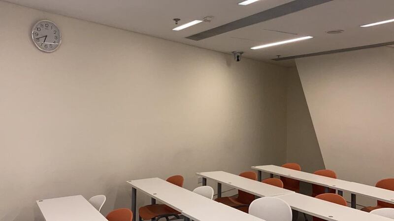 有理大學生在新學年留意到，不少課室都新裝了鏡頭， 質疑有監視學生之嫌。（受訪者提供）