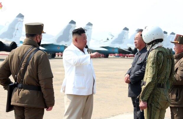 김정은 북한 국무위원장이 서부지구 항공 및 반항공사단 관하 추격습격기연대를 시찰했다고 12일 조선중앙TV가 보도했다. 김 위원장의 말을 리병철 당 중앙위원회 군수담당 부위원장이 경청하고 있다. 
