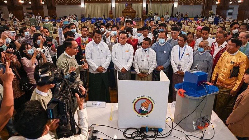 ရန်ကုန်တိုင်းရှိ မြို့နယ်တစ်ခုတွင် ရွေးကောက်ပွဲအကြို လှုပ်ရှားမှုအဖြစ် မြန်မာ အီလက်ထရွန်နစ်မဲပေးစက်ဖြင့် စမ်းသပ်မဲပေးလေ့လာခြင်းကို ၂၀၂၃ ခုနှစ် ဒီဇင်ဘာလ ၂၆ ရက်နေ့က ပြုလုပ်ခဲ့စဥ်။ (Photo: Myanmar Military)