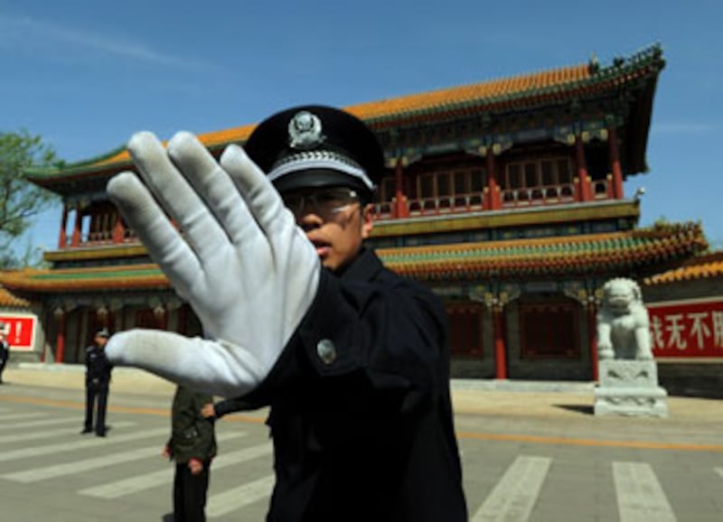 2012年4月11日法新社圖片。北京中南海新華門外的警衛阻攔記者拍攝。（AFP PHOTO/Mark RALSTON）