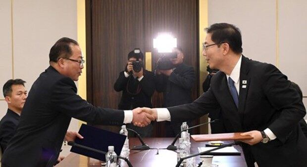 우리측 수석대표인 천해성 통일부 차관(오른쪽)과 북측 단장인 전종수 조국평화통일위원회 부위원장이 17일 판문점 남측지역 평화의집에서 열린 '북한의 평창동계올림픽 참가와 관련한 차관급 실무회담의 종결회의에서 악수를 하고 있다.