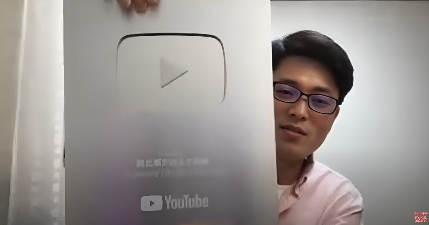 일본에서 활동하는 탈북민 유튜버 김요셉씨가 구독자 10만명을 넘겨 실버버튼을 받고 라이브를 하고 있는 모습.