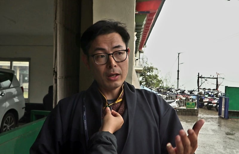 བོད་མི་མང་སྤྱི་འཐུས་ལྷན་ཚོགས་ཀྱི་རྩིས་ལོ་ ༢༠༢༦-༢༧ ལོའི་སྔོན་རྩིས་ཚོད་དཔག་འཆར་རྩིས་ཚོགས་ཆུང་གི་ཚོགས་གཙོ་སྤྱི་འཐུས་ཆོས་གྲཊ་རྒྱ་མཚོ་ལགས་ཀྱིས་ཨེ་ཤེ་ཡ་རང་དབང་རླུང་འཕྲིན་ཁང་གི་བཅར་འདྲིར་དྭང་ལེན་གནང་བཞིན་པ།  ༢༠༢༦།༣།༡༦