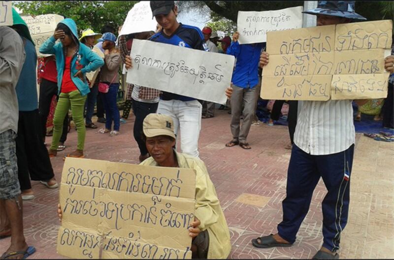ប្រជាពលរដ្ឋ​ស្រុក​គីរីសាគរ និង​ស្រុក​បុទុមសាគរ លើក​បដា​តវ៉ា​នៅ​ពី​មុខ​សាលា​ដំបូង​ខេត្ត​កោះកុង ស្នើ​ឲ្យ​ដោះ​លែង​យុវជន​ការពារ​បរិស្ថាន កាល​ពី​ព្រឹក​ថ្ងៃ​ទី​២០ ខែ​សីហា ឆ្នាំ​២០១៥។ 