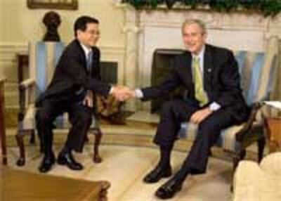 BushTrietWhiteHouse200b.jpg