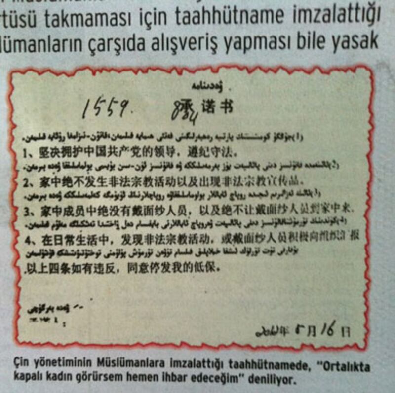 تۈركىيە «يېڭى ئاقىت گېزىتى» گە بېسىلغان خىتاينىڭ دىنىي ئەركىنلىكنى بوغۇش توغرىسىدىكى ھۆججەتلىرىنىڭ سۈرەتلىك كۆپەيتمىسى. 2012-يىلى 30-ئىيۇل، تۈركىيە.