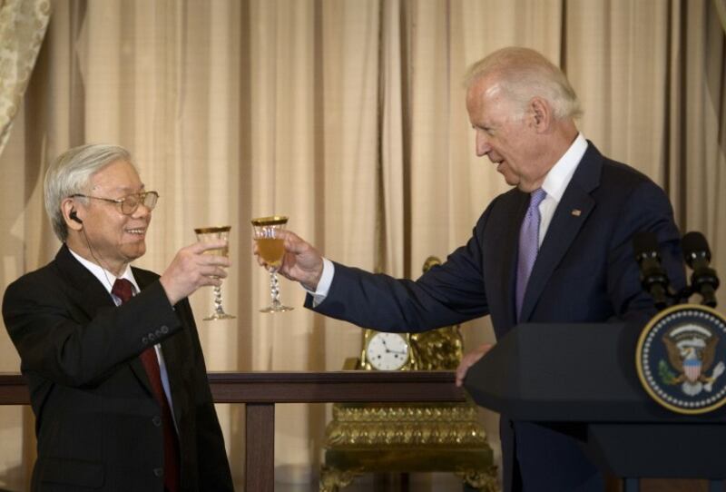 Hình minh hoạ. Tổng Bí thư Nguyễn Phú Trọng nâng cốc cùng Phó Tổng thống Mỹ Joe Biden ở Bộ Ngoại giao Hoa Kỳ hôm 7/7/2015 