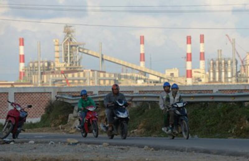 Công nhân nhà máy thép Formosa Hà Tĩnh về nhà sau giờ làm việc. Ảnh chụp hôm 3/12/2015.