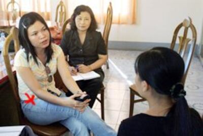 Chị Trần Mai Hoa 17 tuổi (P) trong cuộc phỏng vấn với chị Hoàng Thị Linh (T), nhân viên Tổ chức Di cư Quốc tế (IOM) sau khi chị Hoa được cứu thoát khỏi nhà thổ Trung Quốc