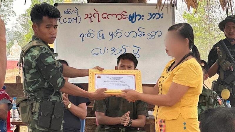 ကြာအင်းဆိပ်ကြီးမြို့နယ်အတွင်းရှိ CDM စစ်သားနှင့်ရဲများအား NUG ကာကွယ်ရေးဝန်ကြီးဌာနမှ အသိအမှတ်ပြုလက်မှတ် ပေးအပ်ပွဲအခမ်းအနားအား ၂ဝ၂၃ ခုနှစ် မတ်လအတွင်းက ပြုလုပ်ခဲ့စဉ်။ (Photo: NUG Ministry of defense)