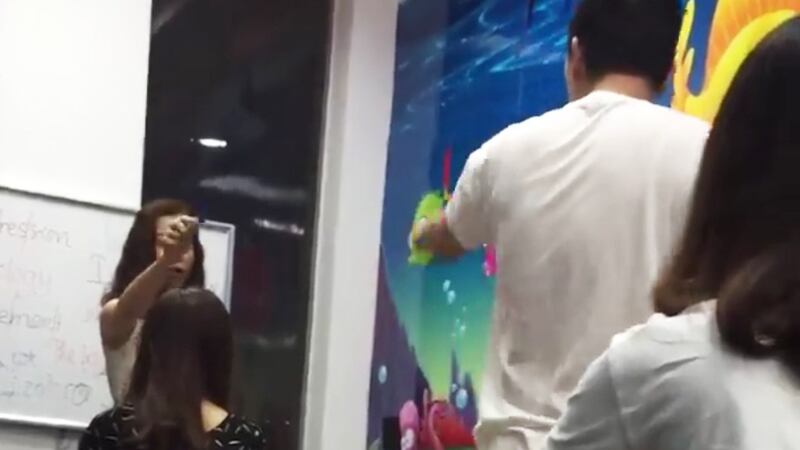 Hình ảnh cô Tuyến tranh cãi với học sinh.
