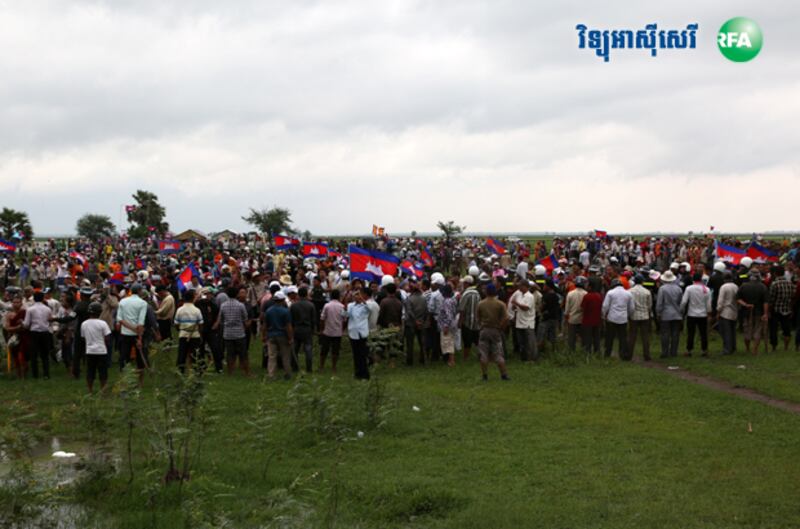 ក្រុម​ពលរដ្ឋ​ប្រហែល ១០០​នាក់​ដែល​អាជ្ញាធរ​រៀបចំ រារាំង​ពលរដ្ឋ​ពី​ភ្នំពេញ​មិន​ឲ្យ​ចូល​មើល​បង្គោល​ព្រំដែន នៅ​ខេត្ត​ស្វាយរៀង កាល​ពី​ថ្ងៃ​ទី​១៩ ខែ​កក្កដា ឆ្នាំ​២០១៥។ 