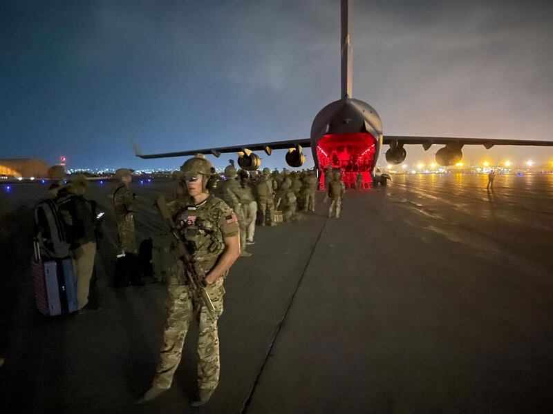 2021 年 8 月 30 日，第 82 空降师的伞兵准备登上美国空军的 C-17，离开阿富汗喀布尔的哈米德卡尔扎伊国际机场。（路透社）