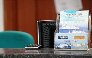 전남 진도 해상에서 침몰한 '세월호' 탑승객 구조 작업이 계속되는 가운데 17일 오전 인천시 중구 인천연안여객터미널 인천-제주행 여객선 매표소가 텅 비어 있다.
