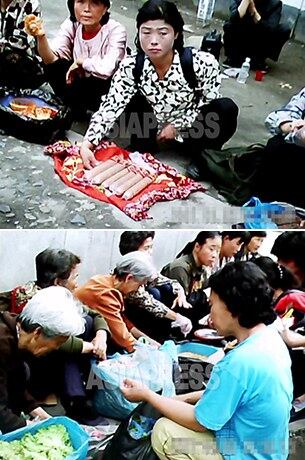 아파트 사이 골목에 늘어앉아 장사를 하고 있는 여성들. 팔고 있는 것은 대부분 야채와 과일, 떡, 과자 등의 음식이다. 북한에서 특별 대우를 받는 평양의 주민들도 생계를 위해서는 장사를 해야 한다. 2011년 6월 평양시 모란봉구역. 