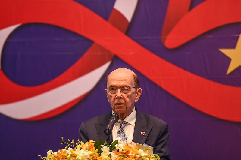 Hình minh hoạ. Bộ trưởng Thương mại Mỹ Wilbur Ross phát biểu tại một hội nghị do Phòng Thương mại Mỹ tổ chức ở Hà Nội hôm 8/11/2019