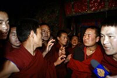 Buddhist-monks080327a-200.jpg