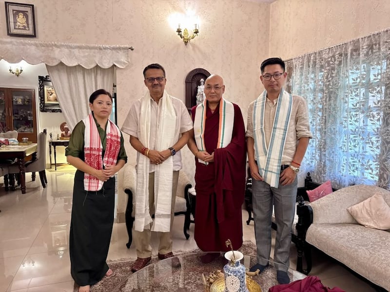 རྒྱ་གར་རྒྱལ་ས་ལྡི་ལིར་སྤྱི་འཐུས་སྐུ་ཚབ་ཚོགས་ཆུང་གིས་ཞུ་གཏུག་ལས་འགུལ་སྐབས་གྲོས་ཚོགས་ཀྱི་འཐུས་མིར་མཇལ་ཕྲད་གནང་པའི་སྐབས།