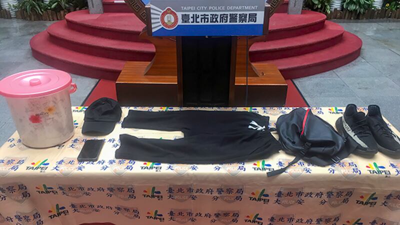 2020年10月17日，台北市警方宣布破獲「保護傘餐廳」潑糞案，並展示疑犯作案衣服和工具。（台北市警察局提供）