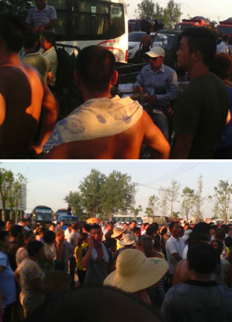 2013年8月16日,村民堵路抗議期間,交通陷入癱瘓。(村民攝)