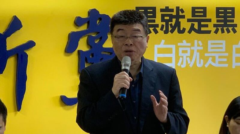 邱毅在记者会中指控蔡英文总统才是“统派”。(记者 黄春梅摄)