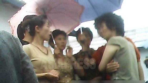 북한에서는 국영매체의 신용도가 낮아 입소문으로 정보를 확산시키는 주민이 많다. 량강도 혜산시 시장에 모여 이야기하는 북한 여성들. 