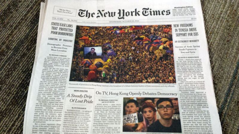10月22日美國《紐約時報》頭版報導香港學生與政府就普選和佔中進行對話。（粵語部圖片）
