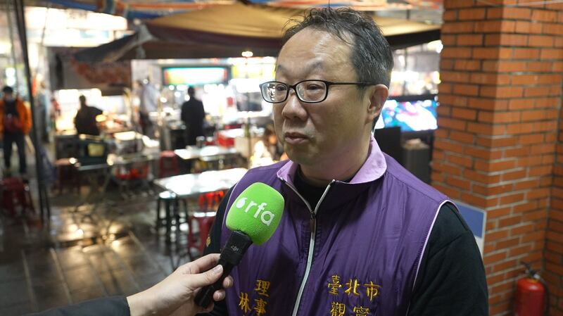宁夏夜市理事长林定伟说明,为何“科目三”比赛照常举行。(记者 陈建宏摄)