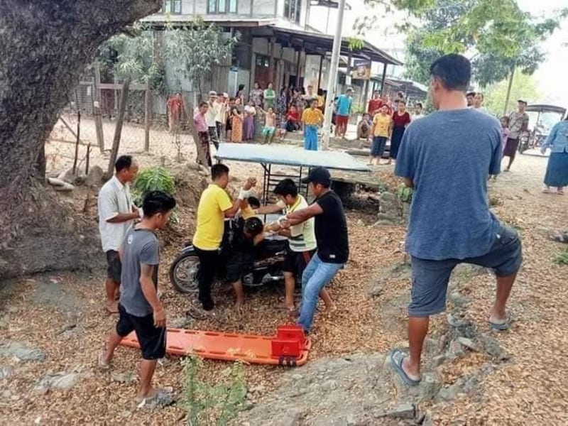 ၂၀၂၂ ခုနှစ် မေလ ၇ ရက်နေ့တွင် စစ်တပ်၏ ပစ်ခတ်မှုကြောင့် သေဆုံးသွားသည့် သုံးဘီးယာဥ်မောင်း ဦးဉာဏ်ထွန်းရုပ်အလောင်းကို သယ်ယူနေစဥ်။ (Photo: CJ)