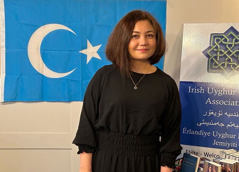 «ئىرېلاندىيە ئۇيغۇر مەدەنىيەت جەمئىيىتى» نىڭ تۇنجى نۆۋەتلىك رەئىسى بولۇپ سايلانغان ئۇيغۇر زىيالىيسى نۇرىيە زەيدىن خانىم. 2024-يىلى 26-يانۋار، دۇبلىن، ئىرېلاندىيە.