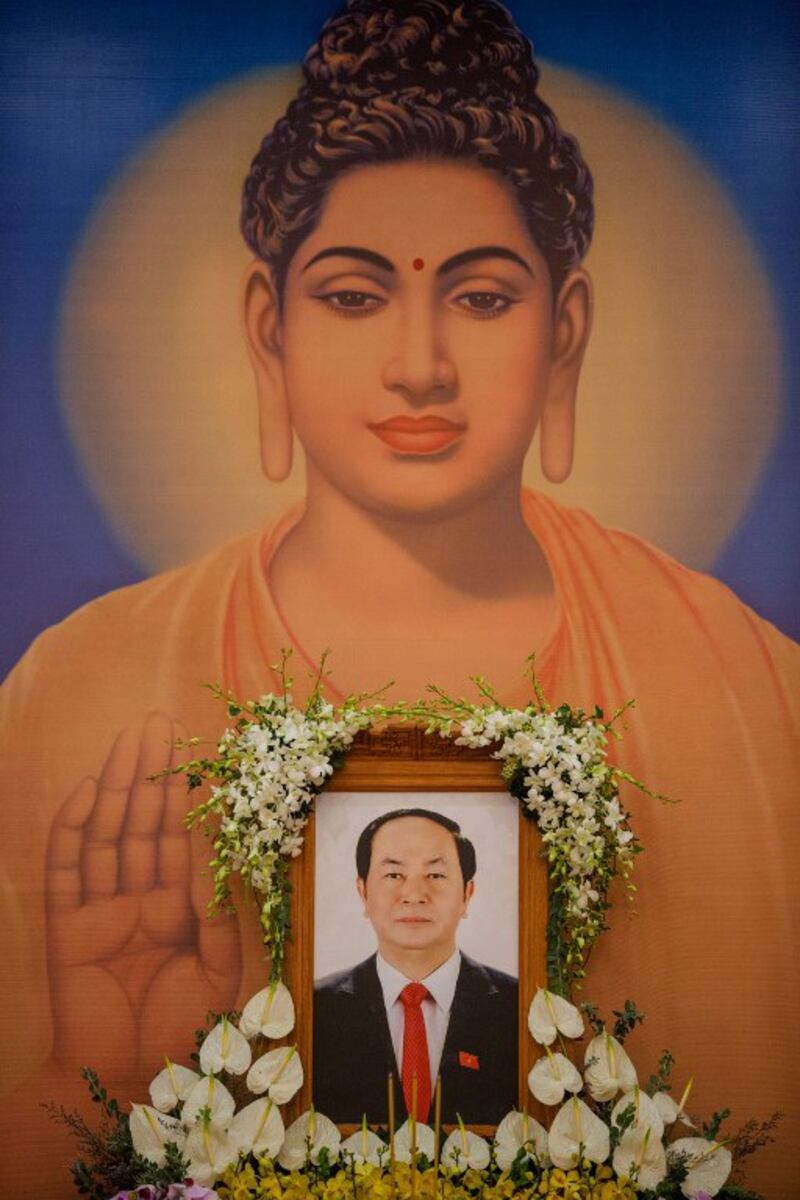Hình cố Chủ tịch Trần Đại Quang đặt dưới hình Phật tại lễ cầu siêu ở chùa Quốc Tự hôm 23/9/2018