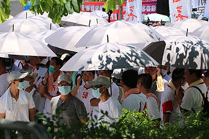 2015年6月18日，穿著數字號碼的撐政改人士於政改宣佈否決後撐起灰色雨傘,逼近分隔開兩派人士的鐵馬。(趙梓浩攝)