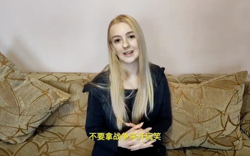 在中國社交平台微博，亦有一名這位中文流利，現在在家鄉頓涅茨克的烏克蘭少女瑪莎發發布短片，懇請近日在網上鼓吹戰爭的網民，不要再拿戰爭開玩笑。（網絡短片截圖）