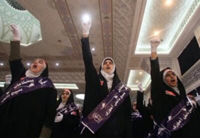 Phụ nữ thành viên của dân quân Hồi giáo Basij của Iran. afp