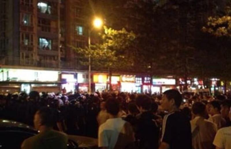 ５月１５日晚，深圳市寶安區龍勝路，小販不滿被驅趕，群起與執法城管對峙，吸引上千居民在場圍觀。（當地居民攝）