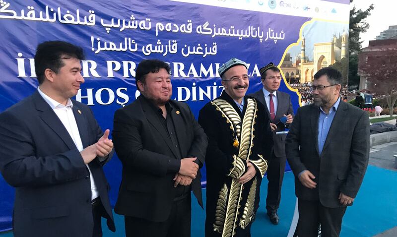 ئىستانبۇلدا ئۆتكۈزۈلگەن «شەرقىي تۈركىستان قېرىنداشلىق ئىپتار» پائالىيىتىدە تۈركىيە ئىچكى ئىشلار مۇئاۋىن مىنىستىرى ئىسمائىل چاتاكلىغا ئۇيغۇر دوپپىسى سوۋغا قىلىندى. 2022-يىلى 23-ئاپرېل، تۈركىيە.