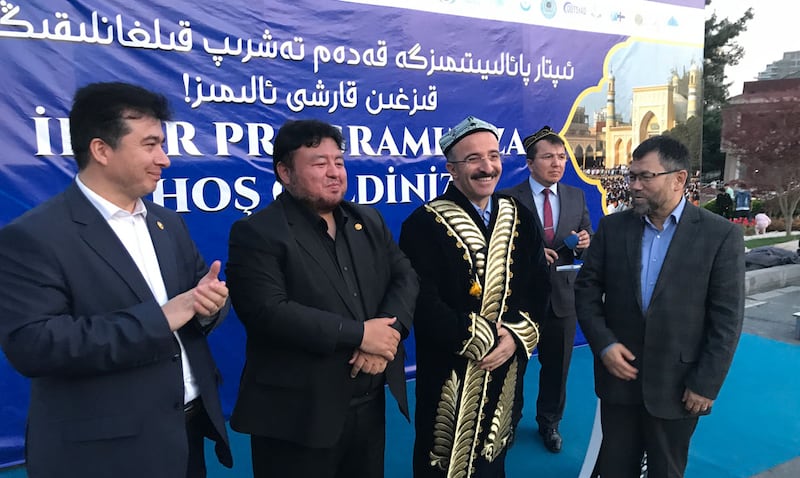 ئىستانبۇلدا ئۆتكۈزۈلگەن «شەرقىي تۈركىستان قېرىنداشلىق ئىپتار» پائالىيىتىدە تۈركىيە ئىچكى ئىشلار مۇئاۋىن مىنىستىرى ئىسمائىل چاتاكلىغا ئۇيغۇر دوپپىسى سوۋغا قىلىندى. 2022-يىلى 23-ئاپرېل، تۈركىيە.
