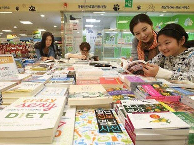 서울 중구 롯데마트 서울역점에서 어린이가 책을 읽고 있다. 