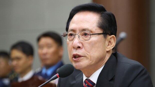 송영무 국방부 장관이 12일 오전 서울 용산구 국방부에서 열린 국방부, 국군기무사령부 등에 대한 국회 국방위원회의 국정감사에서 서북도서 방위와 관련한 자유한국당 이종명 의원의 질의에 답하고 있다. 