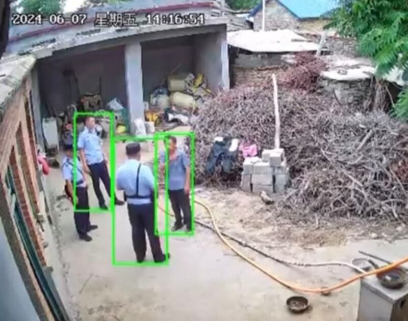 李吉成父母家中摄像头拍下的警察上门画面（李吉成提供）