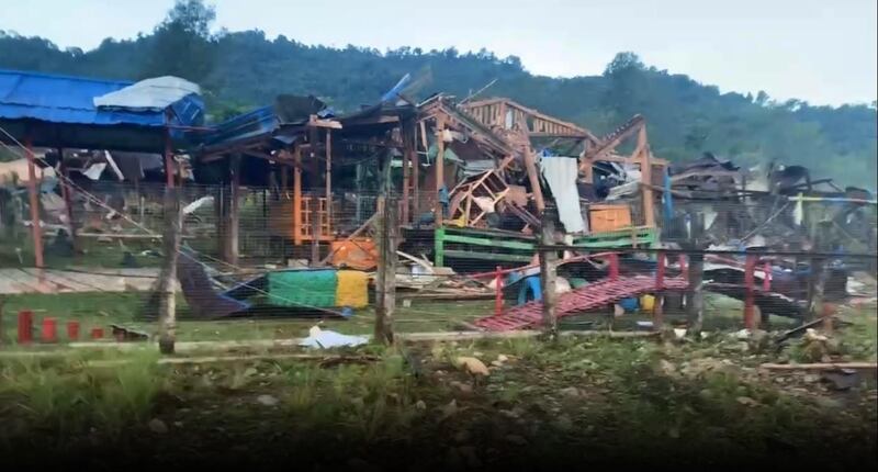 ကချင်ပြည်နယ်၊ လိုင်ဇာမြို့အနီးရှိ မုန်လိုင်ခက် စစ်ဘေးဒုက္ခသည်စခန်းကို ၂၀၂၃ ခုနှစ်၊ အောက်တိုဘာလ ၉ ရက်နေ့ညက စစ်ကောင်စီတပ် ဗုံးကြဲတိုက်ခိုက်အပြီး အပျက်အစီးများအား တွေ့ရစဉ်။ (Photo: Citizen Journalist)