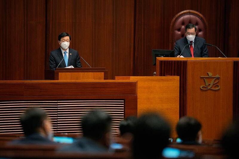 2022年7月6日,香港新任特首李家超到立法会,出席首场立法会答问会。(美联社)