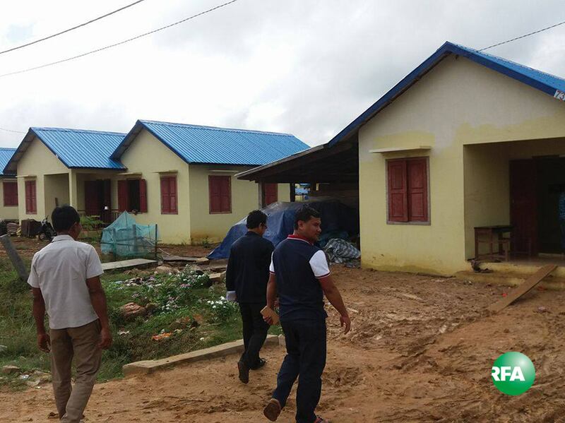 ក្រុម​ការងារ​សិទ្ធិ​មនុស្ស ចុះ​ពិនិត្យ​ស្ថានភាព​ពលរដ្ឋ​ដែល​ទទួល​សំណង​ផល​ប៉ះពាល់​ពី​គម្រោង​សាងសង់​ទំនប់​វារីអគ្គិសនី​សេសាន​ក្រោម​២ នៅ​ភូមិ​ស្រែស្រណុក ឃុំ​ក្បាលរមាស ស្រុក​សេសាន ខែត្រ​ស្ទឹងត្រែង ថ្ងៃ​ទី​១៤ ខែ​ធ្នូ ឆ្នាំ​២០១៦។ RFA/Men Sothyr