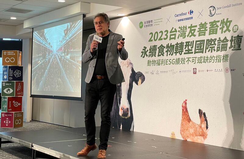 Kipster创办人之一Ruud Zanders在国际论坛中分享一颗蛋也可以拯救气候变迁。(麦小田摄影)