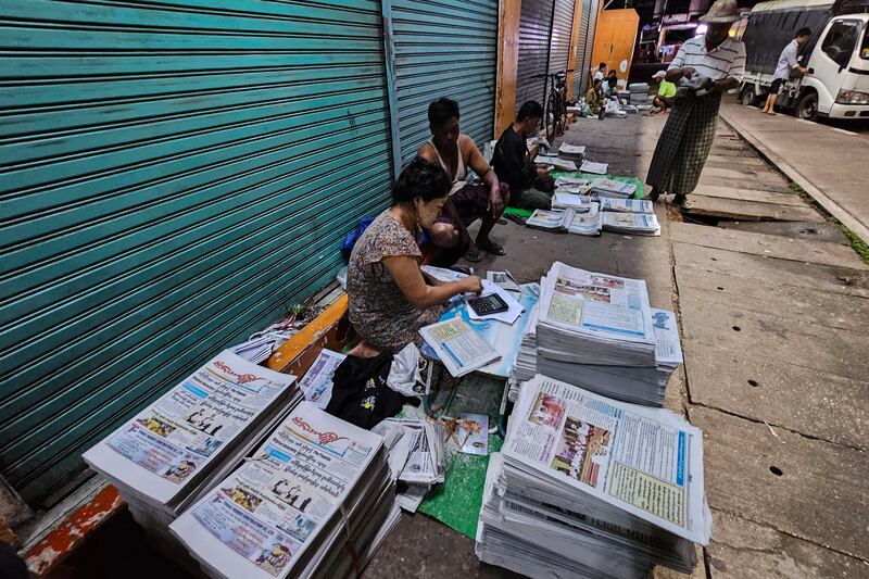ရွှေဂုံတိုင်လမ်းဆုံ တံတားအောက်ရှိ သတင်းစာဖြန့်ချိရောင်းချနေကြသူများကို ၂၀၂၃ ခုနှစ် စက်တင်ဘာလ ၇ ရက်နေ့က တွေ့ရစဉ်။ (Photo: RFA)