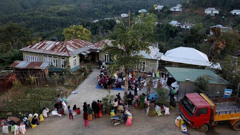 တိုက်ပွဲများကြောင့် မီဇိုရမ်ပြည်နယ်သို့ ထွက်ပြေးလာကြသည့် မြန်မာစစ်ဘေးဒုက္ခသည်များအား ၂၀၂၁ ခုနှစ်၊ နိုဝင်ဘာ ၂၀ ရက်နေ့က တွေ့ရစဉ်။ (Photo: Reuters)